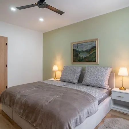 Charming 2-bedroom In The Wider Center Of Apartamento *