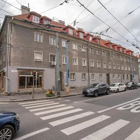 Apartamento Charming 2-bedroom In The Wider Center Of *