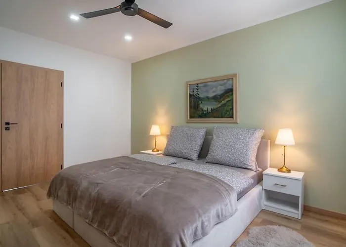 Charming 2-bedroom In The Wider Center Of Lägenhet *