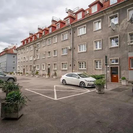 Lägenhet Charming 2-bedroom In The Wider Center Of